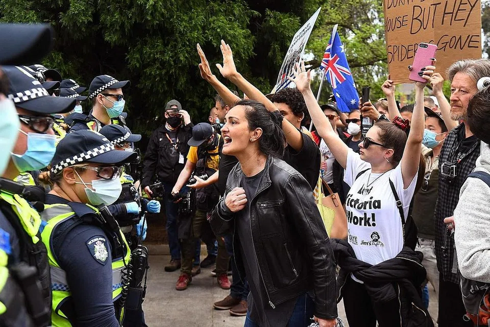 BANTAH SEKATAN: Penunjuk perasaan berhadapan dengan pasukan polis semasa perhimpunan bantah sekatan di Melbourne, baru baru ini. - Foto AFP