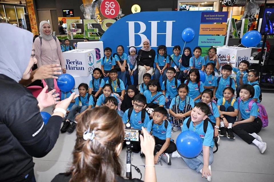Koresponden BH, Cik Nur Fathin Awalludin, bergambar bersama kanak-kanak yang berkunjung ke reruai BH di Our Tampines Hub pada 12 Julai.