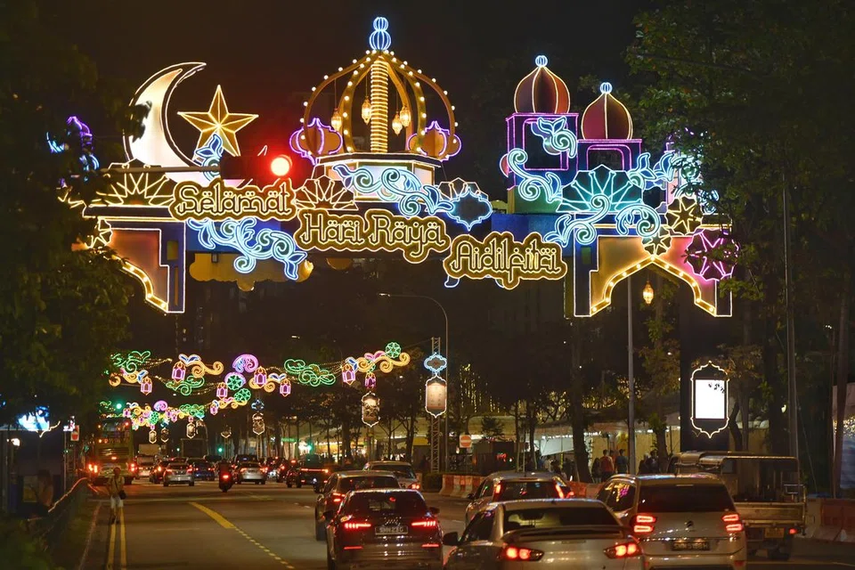 Lampu perayaan yang menerangi jalan raya di sekitar Geylang Serai  menandakan tibanya Ramadan dan kemeriahan Syawal. Penyalaan lampu itu menjadi lambang perpaduan masyarakat Melayu/Islam di Singapura.