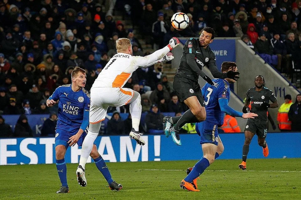 GOL BAWA SEPARUH AKHIR: Pemain Chelsea, Pedro menjaringkan gol kemenangan ketika menewaskan Leicester di Stadium King Power, awal pagi semalam selepas menghukum kesilapan penjaga gol Leicester, Kasper Schmeichel yang gagal mengagak bola dengan baik. - Foto REUTERS