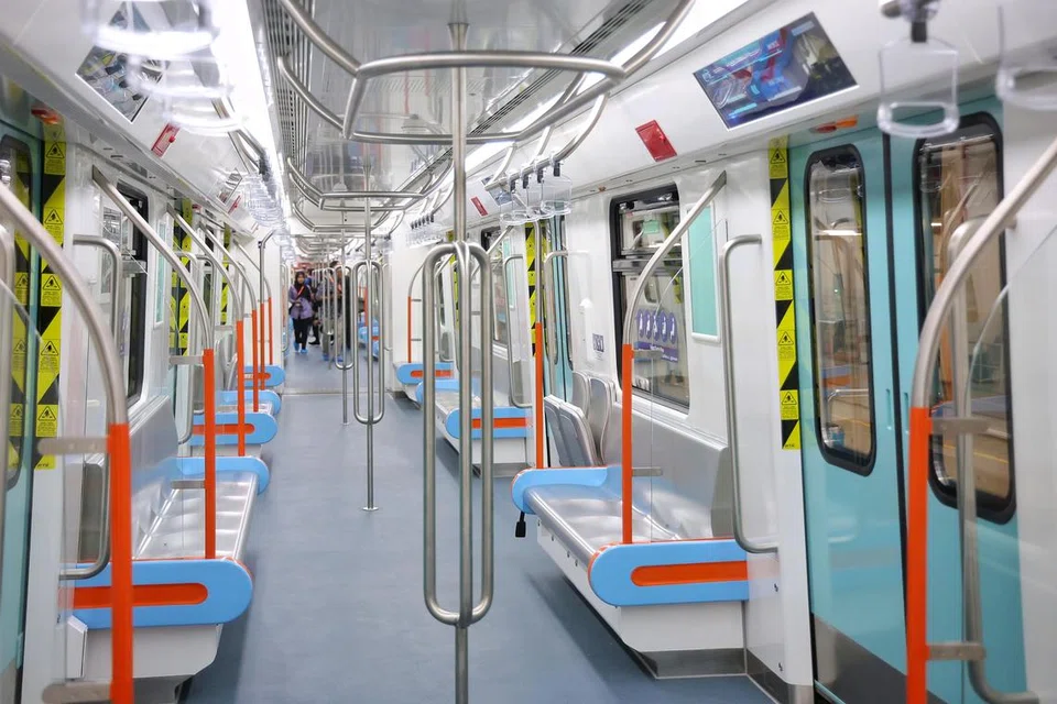 Kereta api pertama daripada lapan yang bakal beroperasi di Laluan Sistem Transit Laju (RTS Link) antara Singapura dengan Johor Bahru sudah tiba di Singapura. 