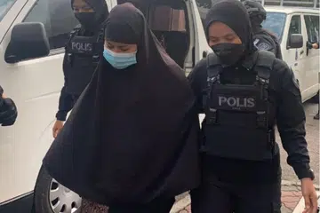 Mariah Radin Imran, 19 tahun (tengah), adik suspek serangan berdarah Balai Polis Ulu Tiram, Johor, pada 17 Mei, dikatakan mempunyai simptom kemurungan sebelum Mahkamah Sesyen Johor Bahru mengarahkan dia dibawa menjalani rawatan di hospital.