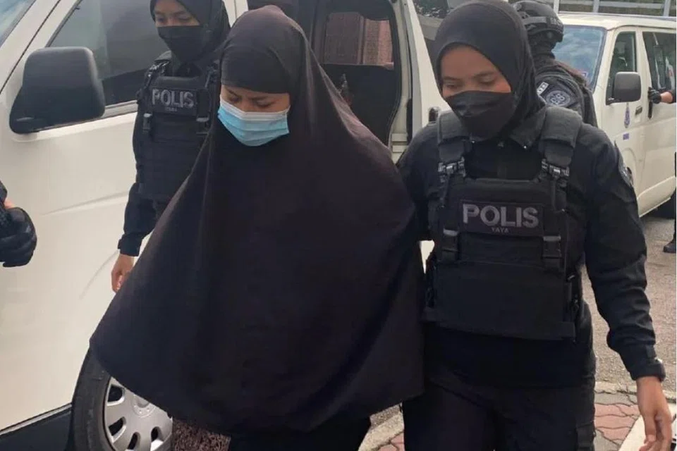 Mariah Radin Imran, 19 tahun (tengah), adik suspek serangan berdarah Balai Polis Ulu Tiram, Johor, pada 17 Mei, dikatakan mempunyai simptom kemurungan sebelum Mahkamah Sesyen Johor Bahru mengarahkan dia dibawa menjalani rawatan di hospital.