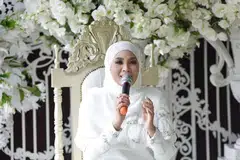 Siti Nordiana Alias yang mesra dengan panggilan Nana membuat peminat tertanya-tanya apabila tampil atas pelamin dengan busana pengantin serba putih. Rupanya, Nana nak beri peminat hadiah berupa konsert solo pada 11 Mei ini.