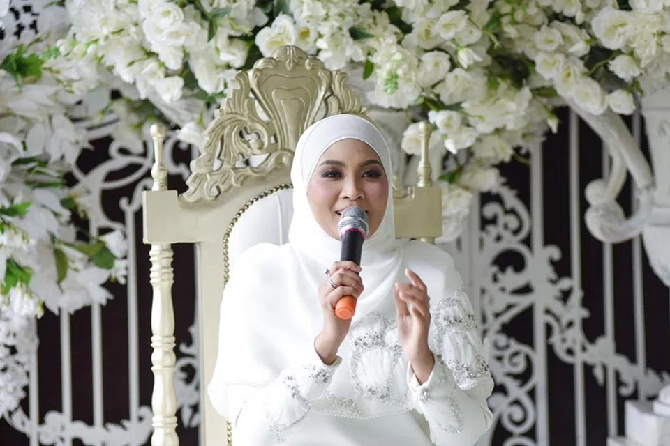 Siti Nordiana Alias yang mesra dengan panggilan Nana membuat peminat tertanya-tanya apabila tampil atas pelamin dengan busana pengantin serba putih. Rupanya, Nana nak beri peminat hadiah berupa konsert solo pada 11 Mei ini.