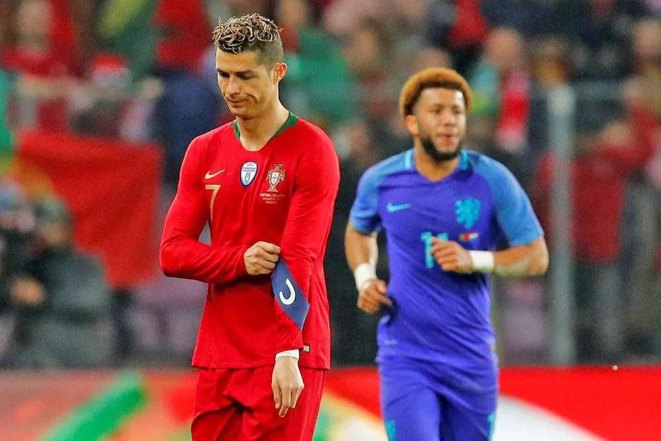 WAJAH KECEWA: Bintang Portugal, Cristiano Ronaldo (jersi merah), begitu kecewa selepas Belanda menjaringkan gol ketiga mereka. - Foto REUTERS