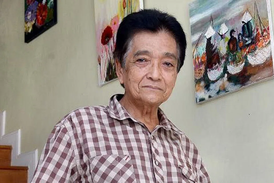 GEMAR MELUKIS: Selepas bersara, Mantan Penolong Naib Presiden Warna/Ria, Hashim Yusof, kini gemar menghabiskan masa melukis. Karya lukisan beliau banyak tergantung di dinding rumahnya. - Foto TAUFIK A. KADER