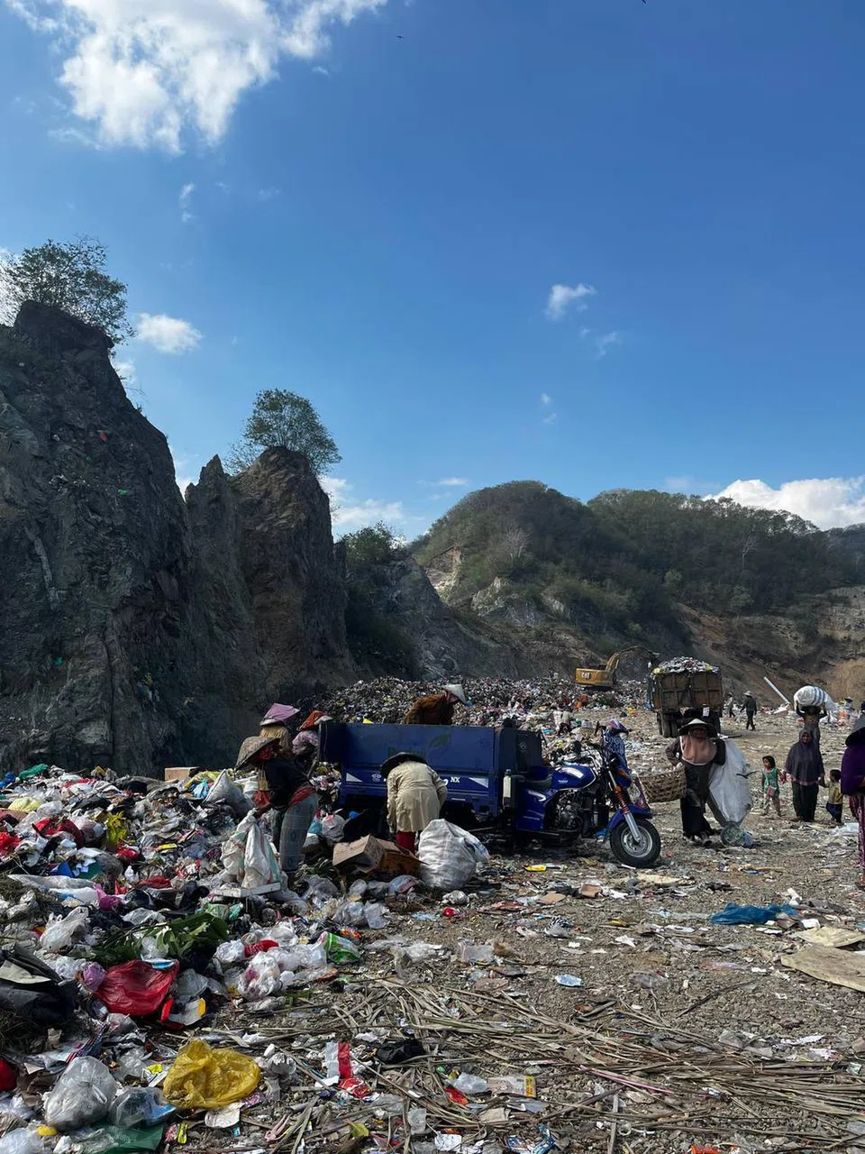 Penduduk di sekitar Bukit Sampah, Lombok, Indonesia, sudah terbiasa mengutip sampah sarap di bukit setinggi empat tingkat itu di bawah panas matahari demi kelangsungan hidup sehari-hari.