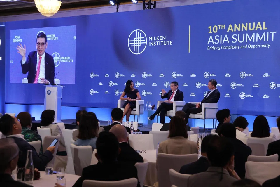 BINCANG EKONOMI: (Dari kiri) Anggota panel termasuk Ketua Koresponden Antarabangsa bagi Asia Tenggara, Bloomberg, Cik Haslinda Amin; CEO GIC, Encik Lim Chow Kiat; dan Rakan Kongsi, Pengerusi Eksekutif Lembaga Pengarah, Partners Group, Encik Steffen Meister membincangkan aliran modal global dan ketersediaan di Forum Ekonomi Baru Bloomberg pada Rabu.