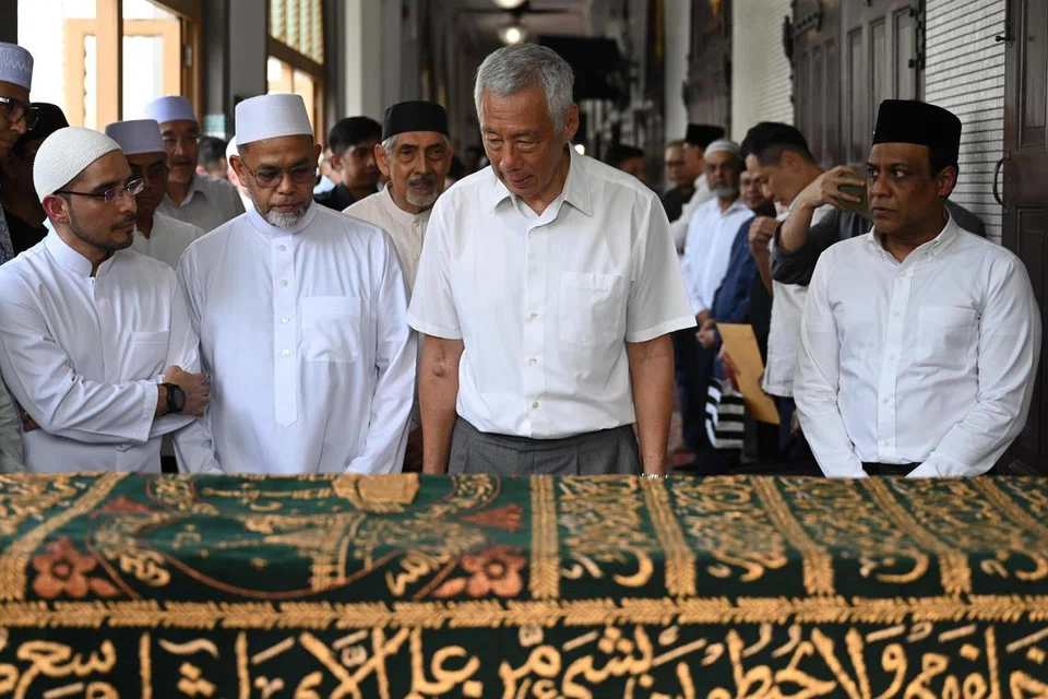 Menteri Kanan, Encik Lee Hsien Loong, turut memberi penghormatan terakhir kepada mantan Mufti Syed Isa Semait, di Masjid Sultan pada 7 Julai 2025.