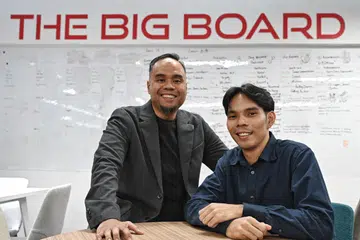 Encik Muhammad Shafiq Ninaba (kanan), bersama abangnya Encik Najib Ninaba (kiri).