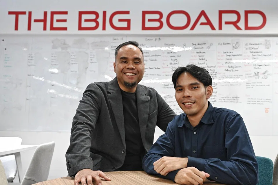 Encik Muhammad Shafiq Ninaba (kanan), bersama abangnya Encik Najib Ninaba (kiri).