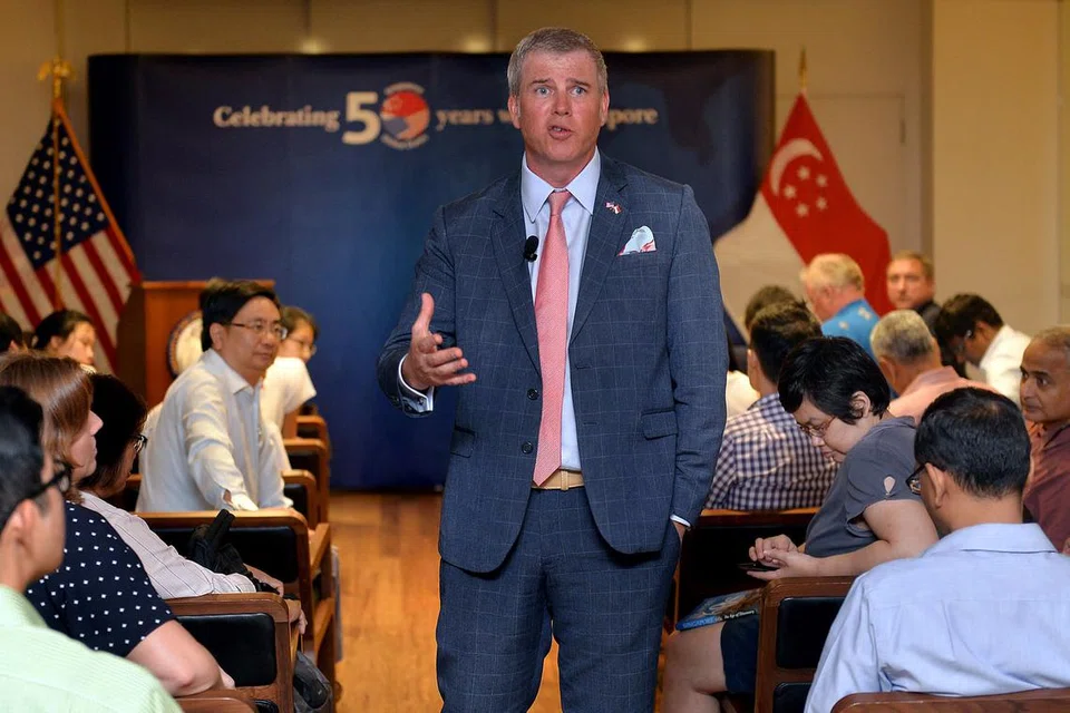 RAI HUBUNGAN DUA HALA: Encik Wagar memperingati ulang tahun ke-50 ikatan diplomatik antara Amerika Syarikat dengan Singapura di satu acara di Library@Orchard kelmarin. - Foto M.O. SALLEH