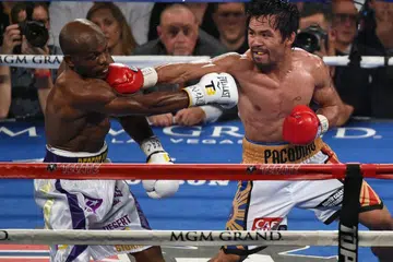 Tumbukan Manny Pacquiao (kanan) mengena Timothy Bradley Jr dalam pusingan ketujuh pertarungan kelas welter di MGM Grand Garden Arena pada 9 April 2016 di Las Vegas, Nevada. Pacquiao menang dengan keputusan sebulat suara. 