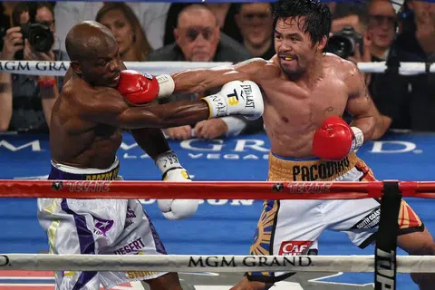 Tumbukan Manny Pacquiao (kanan) mengena Timothy Bradley Jr dalam pusingan ketujuh pertarungan kelas welter di MGM Grand Garden Arena pada 9 April 2016 di Las Vegas, Nevada. Pacquiao menang dengan keputusan sebulat suara. 