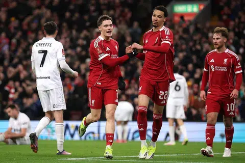 Florian Wirtz (kiri) daripada Liverpool meraikan gol ketiga pasukan itu bersama Hugo Ekitike pada pusingan ketiga Piala FA menentang Barnsley pada 12 Januari.