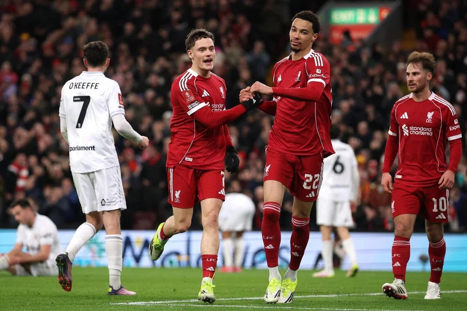 Florian Wirtz (kiri) daripada Liverpool meraikan gol ketiga pasukan itu bersama Hugo Ekitike pada pusingan ketiga Piala FA menentang Barnsley pada 12 Januari.