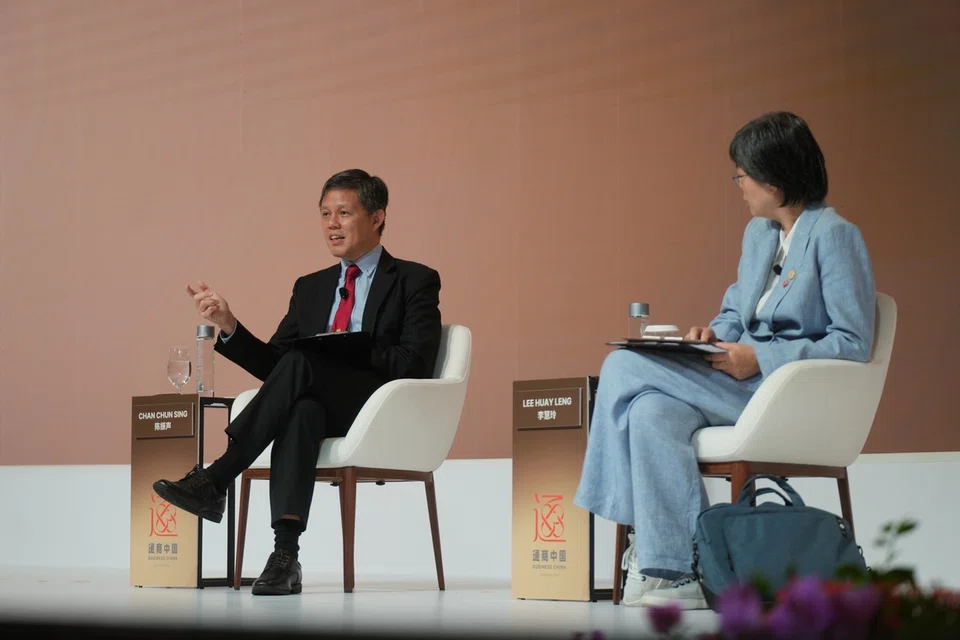 Menteri Penyelaras Bagi Perkhidmatan Awam, Encik Chan Chun Sing (kiri) berucap di Forum Global FutureChina 2026 pada 25 September yang berlangsung di Pusat Konvensyen dan Ekspo Sands. Sesi tersebut dikendalikan oleh Ketua Editor Kumpulan Media Cina (CMG) SPH Media, Cik Lee Huay Leng.