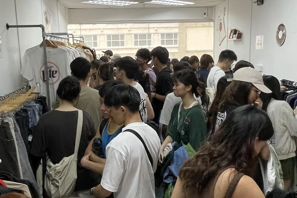 KHALAYAK MUDA: Ramai pelanggan Woofie’s Warehouse  merupakan orang muda. Cik Desiree Chang dan Encik Matthew Tan berkata ini mungkin kerana mereka gemar pilihan pakaian yang ditawarkan.