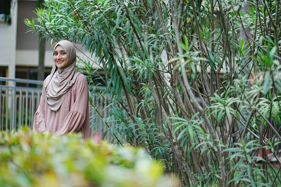 Sebagai seorang ibu tiga anak, Cik Siti Alia Abdul Rahim Mattar prihatin tentang isu-isu yang menjejas anak-anak, termasuk dalam pembangunan mereka. Beliau, yang aktif di kawasan Tampines, antara calon Parti Pekerja (WP) yang akan bertanding dalam Pilihan Raya Umum (GE) 2025.