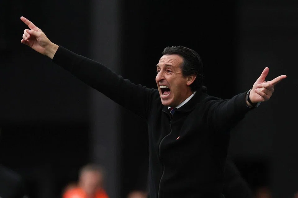 Pengurus Aston Villa, Unai Emery memberi arahan kepada pemainnya semasa perlawanan menentang Monaco pada 21 Januari. 