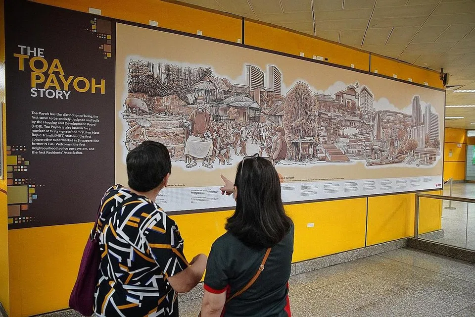 BERTEMAKAN WARISAN: Mural pertama di stesen Toa Payoh, salah satu daripada lima stesen pertama yang memulakan operasi MRT di Singapura pada 1987. - Foto BH oleh JASON QUAH