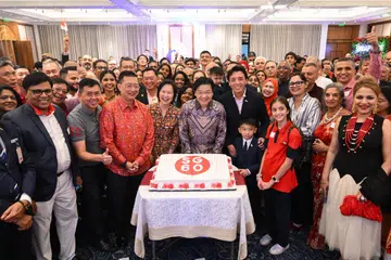 Perdana Menteri, Encik Lawrence Wong (tengah); diapit Menteri Negara (Ehwal Luar merangkap Perdagangan dan Perusahaan), Cik Gan Siow Huang; Pemangku Menteri Pengangkutan, Encik Jeffrey Siow; serta Pesuruhjaya Tinggi Singapura ke India, Encik Simon Wong (berbaju batik merah); bersama warga Singapura dalam majlis makan malam bagi menyambut SG60 di Hotel Taj Mahal, New Delhi, pada 3 September.