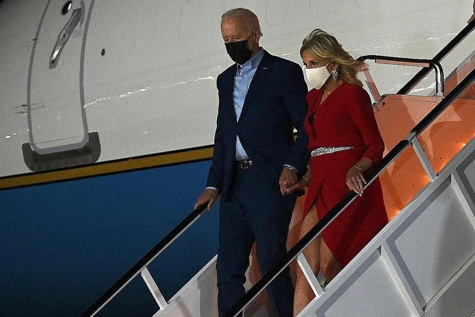 LAWAT TAPAK SERANGAN: Presiden Joe Biden dan isterinya keluar dari pesawat Air Force One di Lapangan Terbang LaGuardia bagi menghadiri acara peringatan serangan 9/11 di New York. - Foto AFP