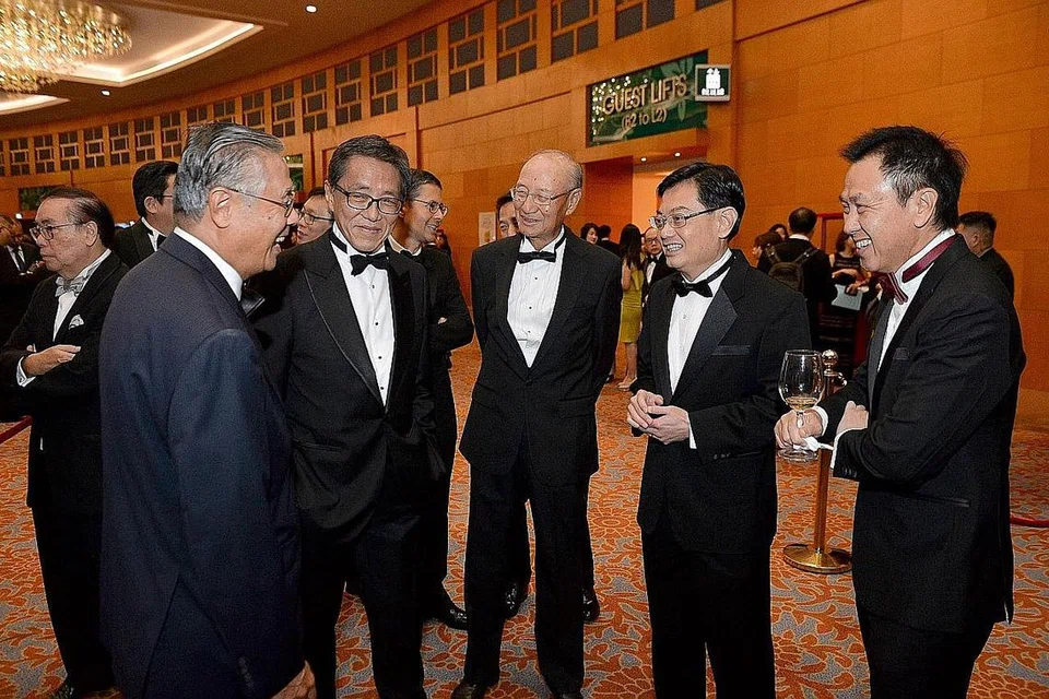 JALIN KERJASAMA: Encik Heng (kanan) beramah mesra dengan pemimpin peniaga. Beliau berkata pemerintah akan terus bekerjasama dengan syarikat-syarikat untuk menggalak peraturan dan dasar properniagaan yang berpandangan ke hadapan. - Foto BH oleh SHINTARO TAY