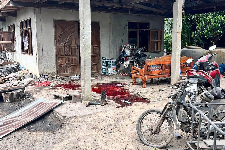 Gambar edaran yang dirakam dan dikeluarkan oleh Tentera Diraja Thailand pada 24 Julai 2025 ini, menunjukkan kesan darah di hadapan sebuah rumah yang rosak akibat serangan roket di daerah Kap Choeng, wilayah Surin. Menurut tentera Thailand, serangan roket oleh Kemboja pada 24 Julai telah mencederakan sembilan orang awam Thailand ketika kedua-dua negara bertempur di kawasan sempadan yang dipertikaikan.