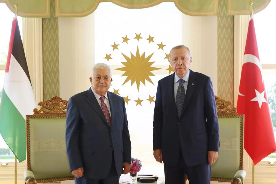 PERTEMUAN DUA PEMIMPIN: Presiden Turkey, Encik Recep Tayyip Erdogan (kanan) dan Presiden Palestin, Encik Mahmoud Abbas bergambar sebelum mesyuarat mereka di Istanbul, Turkey, pada 10 Julai lalu. - Foto EPA-EFE