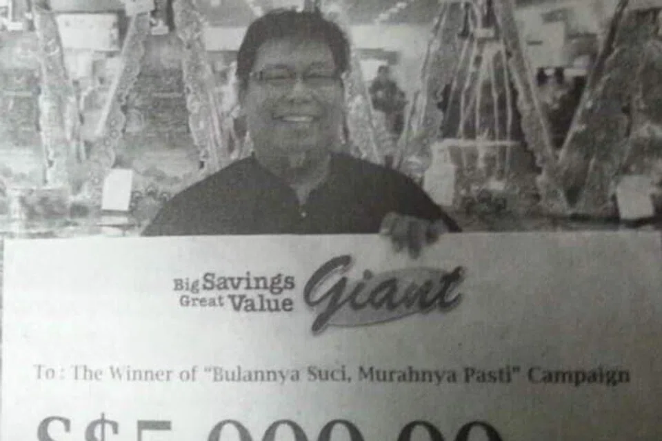 Niat ingin menderma membawa rezeki apabila Encik Abdullah Haji Ahmad menang cabutan bertuah selepas membeli kerusi untuk jemaah di kerusi. 