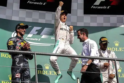 Nico Rosberg (tengah) meraikan kemenangannya dalam Formula Satu Belgium pada Ahad (28 Ogos). Daniel Ricciardo (kiri) di tempat kedua menakala Lewis Hamilton (kanan) ketiga. 