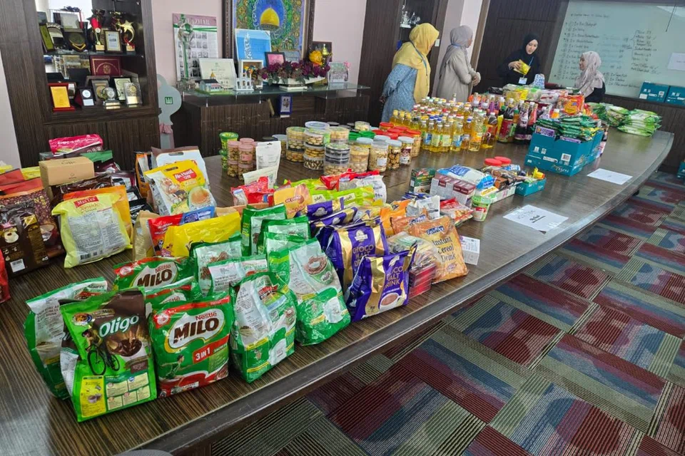 Antara barangan makanan yang diagihkan bagi projek Madrasah Al-Ma’arif Sa’eid Drive. 