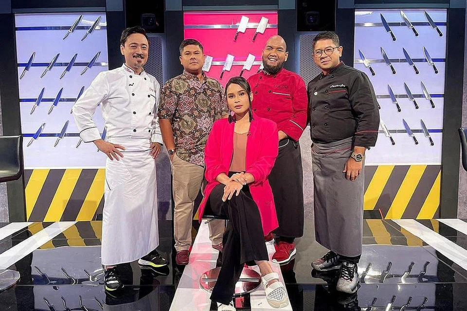TIDAK PEDULI DIKECAM : Nurfarhana M. Noor (duduk) tidak mahu komen negatif warganet menjejas emosinya.