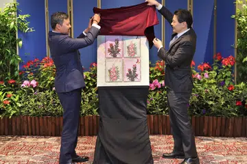 Sebagai memperingati ulang tahun ke-40 hubungan diplomatik antara Singapura dengan Brunei pada 2024, Perdana Menteri, Encik Lawrence Wong (kanan) dan Putera Mahkota Brunei, Putera Al-Muhtadee Billah memperkenalkan reka bentuk setem peringatan yang dikeluarkan bersama Singapore Post dan Jabatan Perkhidmatan Pos Brunei.