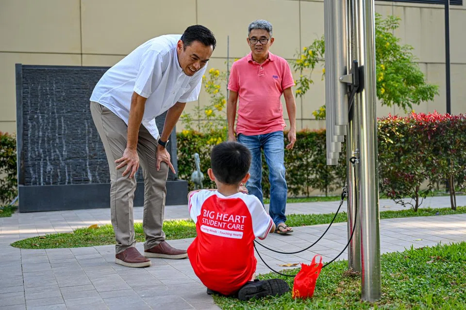 Dr Wan Rizal Wan Zakariah (kiri) bersama penduduknya di Taman Terapeutik Kallang Bahru. Menurutnya, beliau dan empat rakan AP-nya mengemukakan usul ‘Memajukan Kesihatan Mental’ antara lain bagi mendapatkan sokongan Parlimen untuk mengiktiraf kepentingan kesihatan mental sebagai isu kesihatan, sosial dan ekonomi. 
