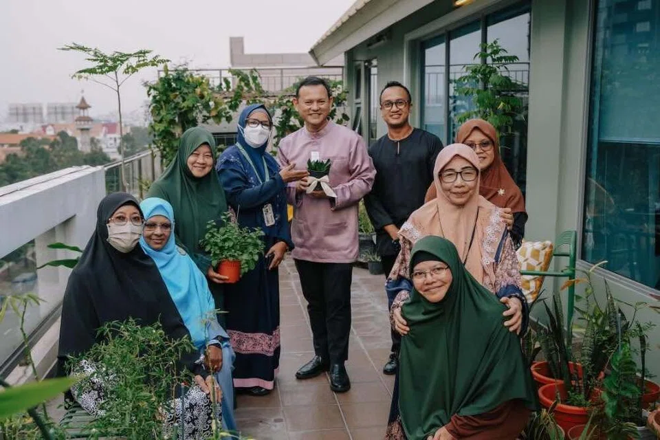 Kakitangan Persatuan Ulama dan Guru-Guru Agama Islam Singapura (Pergas) beramah mesra bersama Pemangku Menteri Bertanggungjawab bagi Ehwal Masyarakat Islam, Encik Zaqy Mohamad (lima dari kiri) semasa lawatan beliau ke pejabat baharu Pergas pada 18 September.
