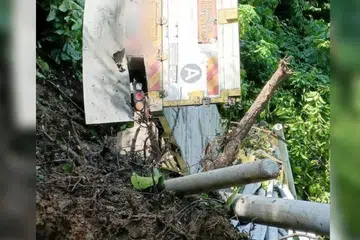 Keadaan kemalangan lori yang menyebabkan pemandunya maut akibat tertimbus tanah pada 24 Januari di Kampung Nabutan, Ranau, Sabah.