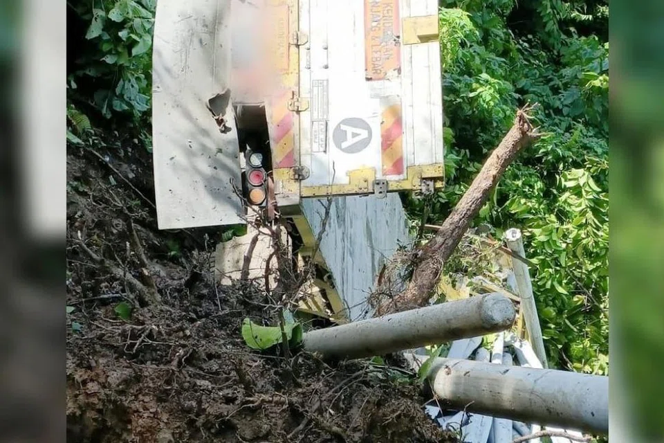 Keadaan kemalangan lori yang menyebabkan pemandunya maut akibat tertimbus tanah pada 24 Januari di Kampung Nabutan, Ranau, Sabah.