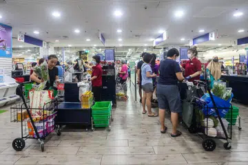 JUALAN RUNCIT NAIK: Jualan runcit Singapura naik 4 peratus pada Ogos, menurut perangkaan Jabatan Statistik Singapura (SingStat).