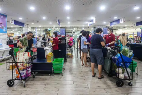 JUALAN RUNCIT NAIK: Jualan runcit Singapura naik 4 peratus pada Ogos, menurut perangkaan Jabatan Statistik Singapura (SingStat).