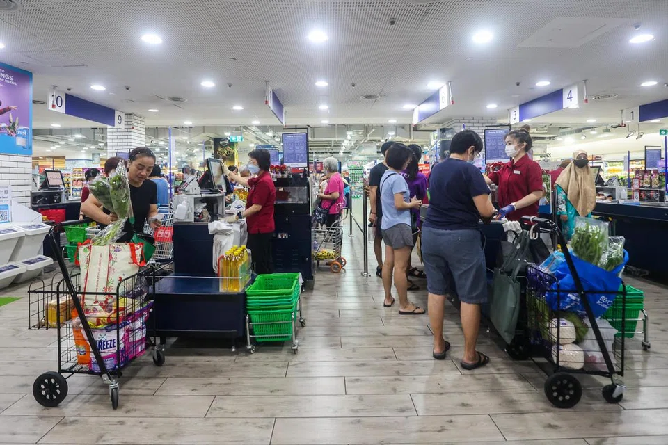 JUALAN RUNCIT NAIK: Jualan runcit Singapura naik 4 peratus pada Ogos, menurut perangkaan Jabatan Statistik Singapura (SingStat).