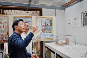 Menteri Negara (Kebudayaan, Masyarakat dan Belia), Encik Alvin Tan (kiri), ditemani Pengerusi Masjid Angullia, Encik Gamal Sulleiman Angullia semasa menghadiri majlis pelancaran Galeri Warisan @ Masjid Angullia pada 24 Ogos. 