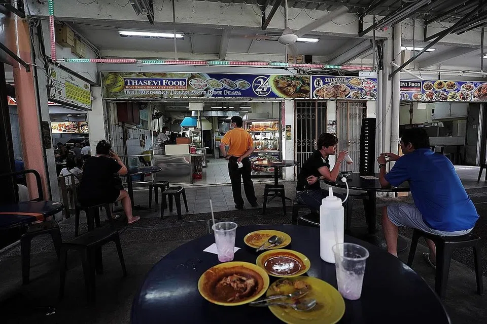 SEJAK DULU: Restoran Thasevi Food antara restoran paling lama yang beroperasi di Jalan Kayu, terkenal dengan roti peratanya sejak era 1960-an. - Foto BH oleh KELVIN CHNG