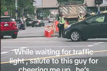 CUKUP MENGHIBURKAN: Dalam salah sebuah video, pegawai pengurusan trafik ini melambaikan tangannya mungkin untuk memberitahu kepada pemandu agar perlahankan kenderaan masing-masing, bak robot. 