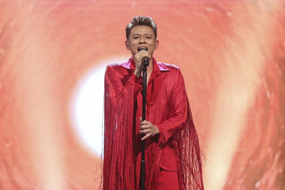 PERSEMBAHAN MANTAP: Hady Mirza memukau juri dan penonton dengan persembahan vokal yang mantap menerusi lagu ‘Romancinta’ nyanyian asal Mojo, pada minggu ketujuh peraduan nyanyian, ‘All Stars Gegar Vaganza 10’.