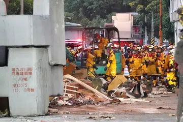 Anggota pasukan penyelamat dalam operasi mencari mangsa selepas gempa berukuran 7.4 magnitud melanda Hualien, Taiwan pada 3 April.