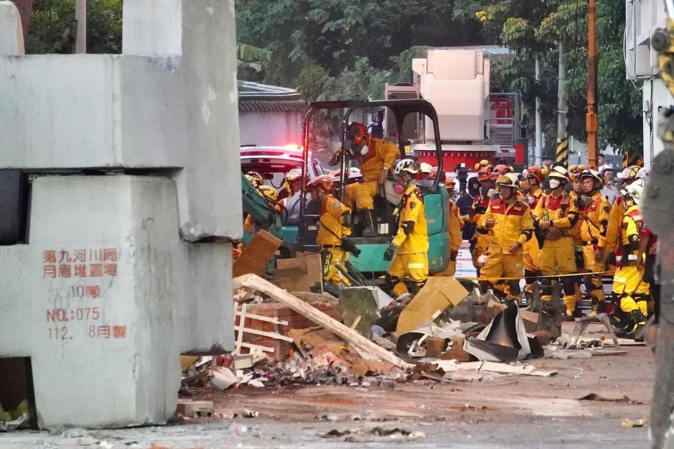 Anggota pasukan penyelamat dalam operasi mencari mangsa selepas gempa berukuran 7.4 magnitud melanda Hualien, Taiwan pada 3 April.