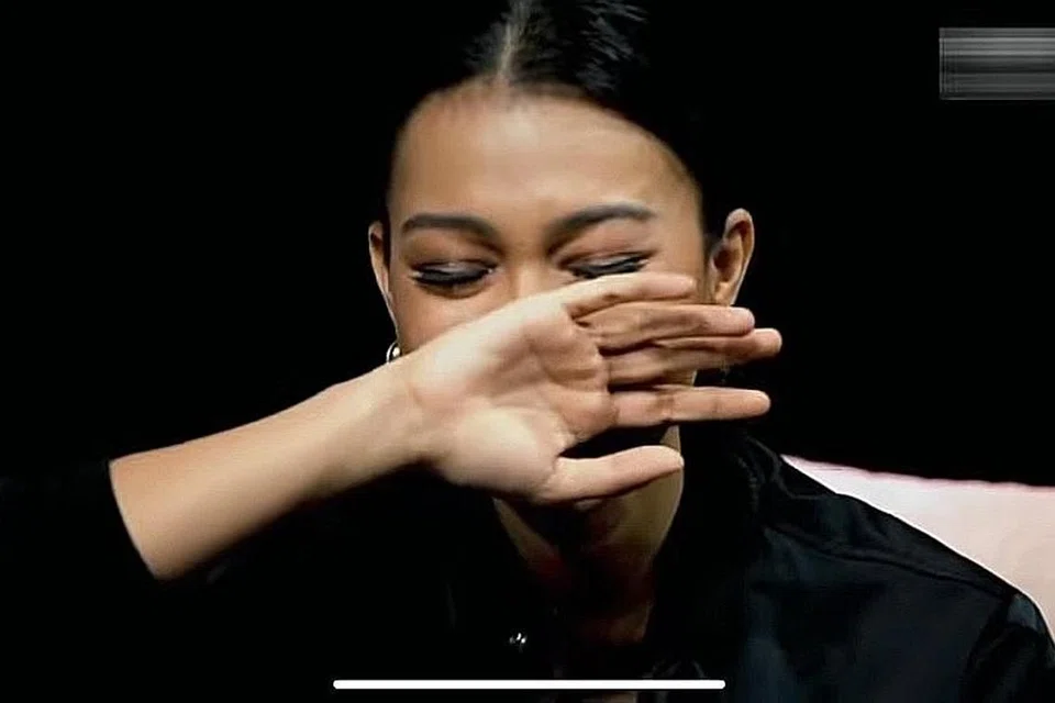 TERTEKAN: Sharifah Sakinah tidak dapat menahan sedih mengenangkan betapa beliau sering ragu-ragu untuk memeluk anaknya kerana bimbang beliau membahayakan keselamatan anaknya. - Foto HARD TO HEART, ASTRO